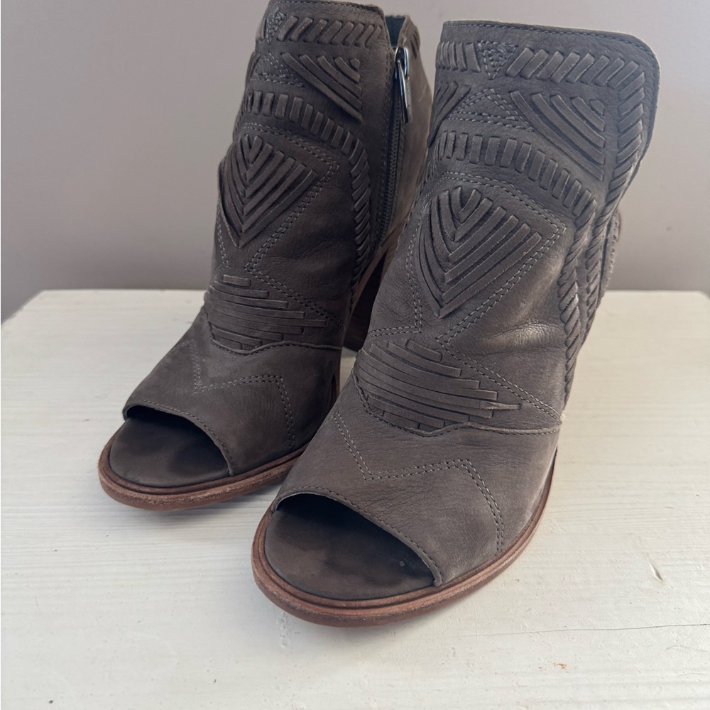 Vince Camuto Stylish Brown Peep-Toe Ankle Boots - Size 8